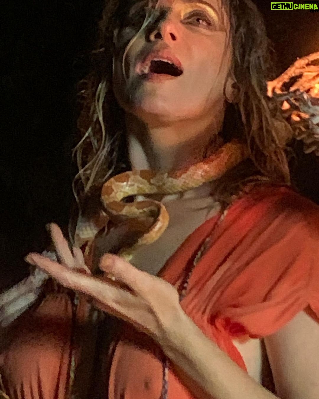 Letícia Spiller Instagram - Eterno reencontro com a Mulher Selvagem 🔥❤️ “ Uma vez que as mulheres a tenham recuperado, elas lutarão com garras para mantê-la, pois com ela suas vidas criativas florescem; seus relacionamentos adquirem significado,profundidade e saúde; seus ciclos de sexualidade, criatividade, trabalho e diversão são restabelecidos; elas deixam de ser alvo para as atividades predatórias dos outros; segundo as leis da natureza elas têm igual direito de crescer e vicejar . Agora, seu cansaço no final do dia tem como origem o trabalho e esforços satisfatórios; elas sabem instintivamente quando as coisas devem morrer e quando devem viver; elas sabem como ir embora e como ficar. Quando as mulheres reafirmam seu relacionamento com a natureza selvagem, elas recebem o dom de dispor de uma observadora interna permanente, uma sábia, uma visionária,um oráculo, uma inspiradora, uma intuitiva, uma criadora,uma inventora e uma ouvinte que guia, sugere e estimula uma vida vibrante nos mundos interior e exterior. Quando as mulheres estão com a Mulher Selvagem, a realidade desse relacionamento transparece nelas. Não importa o que aconteça, essa instrutora, mãe e mentora selvagem dá sustentação às suas vidas interior e exterior.” #tbt 📸 @photographe_karina Para gravaçãodo videoclipe #quimera de @pablovares
