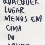 Letícia Spiller Instagram - Sair desse estado de conforto, olhar pro mundo lá fora e ver o que está acontecendo. Muitas vezes ficamos paralisados por esse monte de notícias tristes, desesperadoras, que parecem mais ficção, mas é uma realidade dolorida de aceitar. O muro não é confortável. Eu escolho o lado da paz, da empatia, do olhar para o próximo, do abraço, da amizade e da luta. #reflexoes