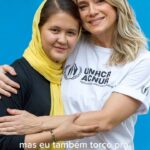 Letícia Spiller Instagram - Ontem estive no abrigo aldeias infantis junto ao Acnur, acolhendo refugiados afegãos. Tivemos um dia cheio de afeto, e depois dessa visita eu espero que eles estejam felizes, se sintam encorajados e firmes pra começar uma nova vida. Pois é isso que o trabalho do Acnur faz; além de garantir direitos básicos nesse primeiro momento de acolhida, é preciso realizar um trabalho de capacitação e de inclusão social. Isso depois de toda documentação que eles precisam pra se estabelecer em outro país. É um trabalho muito complexo, e que a gente nem imagina quantas etapas são necessárias. Porque é muito difícil você aprender um outro idioma, se estabelecer em um outro país, que não fala sua língua, que tem cultura,hábitos e costumes totalmente diferentes dos seus. Então, isso leva tempo e precisa de todo mundo ajudando. Ajudando o tempo todo, pois esse trabalho não para e não pode parar. Eu espero que eles se sintam felizes aqui no nosso Brasil e encorajados a ter essa nova vida, mas eu também torço pra que esses conflitos, essas diferenças e essas dificuldades se amenizem, pra que eles possam voltar para seus países com tranquilidade, se isso for possível. Conheça o trabalho do Acnur e seja um apoiador também, o trabalho humanitário salva vidas.
