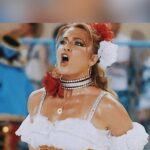 Letícia Spiller Instagram - Um #TBT com essa lembrança saudosa dos meus 4 desfiles pela querida e amada @uniaodailha , que vai estar sempre no meu coração. E na torcida pra que ela volte para o grupo especial logo! Amo carnaval e toda essa energia que transborda. Cada história contada através dos enredos nos proporciona conhecimento. Esse ano, em especial, meu coração bate mais forte pelo @salgueirooriginal , que traz Hutukara, e vem contando a história do povo Yanomami. Uma merecida homenagem, mas principalmente, um manifesto, uma critica social a tudo o que estamos vivenciando pela luta dos povos originários. Que possamos cada vez mais ser aliados a essa luta! Conhecer os trabalhos das lideranças, como a do Davi Kopenawa. fundador da Hutukara Associação Yanomami, uma das lideranças indígenas do país, e que estará no desfile do Salgueiro. "Nossa luta é sobreviver!”