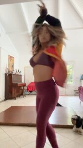 Letícia Spiller Instagram - Danço para expurgar as atrocidades do mundo e exorcizar meus próprios demônios 🔥⚡️ #embalosdesabado duvido assistir até o final 😜 Das coisas boas de ficar sozinha em casa