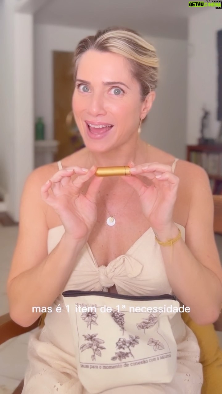 Letícia Spiller Instagram - O que não pode faltar na minha necessaire? 😅🥲Me conta aqui, o que não sai da sua, sem tabus! Eu sempre falo aqui do autocuidado, de se conhecer! O prazer também é um autocuidado, e eu não abro mão.