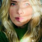 Letícia Spiller Instagram - “ Porque metade de mim é amor , e a outra também “ Bom dia , boa semana pra vocês 🌻💚