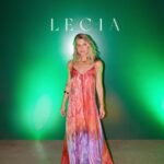 Letícia Spiller Instagram - A @leciabrasil nasceu. Um sonho antigo que compartilho e realizo ao lado de mulheres potentes, @fabiwollner e @eduardawollner. Sempre fui ligada à moda e acredito que nossa roupa reflete o que somos. Lecia é uma marca leve, diversa, com muita energia e personalidade, que envolve arte, sustentabilidade e a inclusão social. Parte dos nossos produtos serão produzidos por mulheres do sistema carcerário potiguar com o objetivo de ressocialização e reinserção no mercado de trabalho. Nosso propósito é unir forças para criarmos um mundo melhor e mais justo. Quero agradecer a todos que fizeram a Lecia acontecer, obrigada também aos meus amigos e convidados queridos pela troca e carinho no evento de lançamento ontem. Te convido a conhecer a, @leciabrasil e toda felicidade em ser. Descubra as peças disponíveis no site: www.leciabrasil.com.br Local: @yoo2rio Bebidas: @grandcruvinhos Banda: @fuzeoficial Dj: @melodanieel Produção executiva: @gibao.criativo Diretor Executivo: @marcusdepedro Diretor Criativo: @melodanieel Head Estratégico: @nattadanttas Redatora: @gabrielaspearsof Diretor de Arte: @lucasflho Fotos: @saulorch