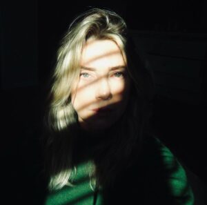 Letícia Spiller Instagram - Nem sempre meus olhos contemplam aquilo que desejam ver, o que lhes apraz o coração.
A contemplação traz a dor nua e crua sem fuga para o êxtase.
Êxito? Será esse o perdão? Ver a si mesmo naquilo que pensamos que não somos? 
O sono vem de sementes mal plantadas, obcessões… abduzidos, iludidos, seguimos…
Mais cedo ou mais tarde, a dor nua  e crua, sem fuga para o êxtase, o grito estridente do falcão, a dor lancinante da não existência, o abismo, a luz absoluta, a treva absoluta ou seja lá o que for, nos fará enxergar sem olhos, sem subterfúgios para a alma, fugas.
Não teremos nunca escolha diante do crucial, da crueza da vida.
Somos o que somos;
Adormecidos ou acordados 
Plenos ou aturdidos 
Dispersos ou abraçados 

Poema de 2003 #maisdemim
