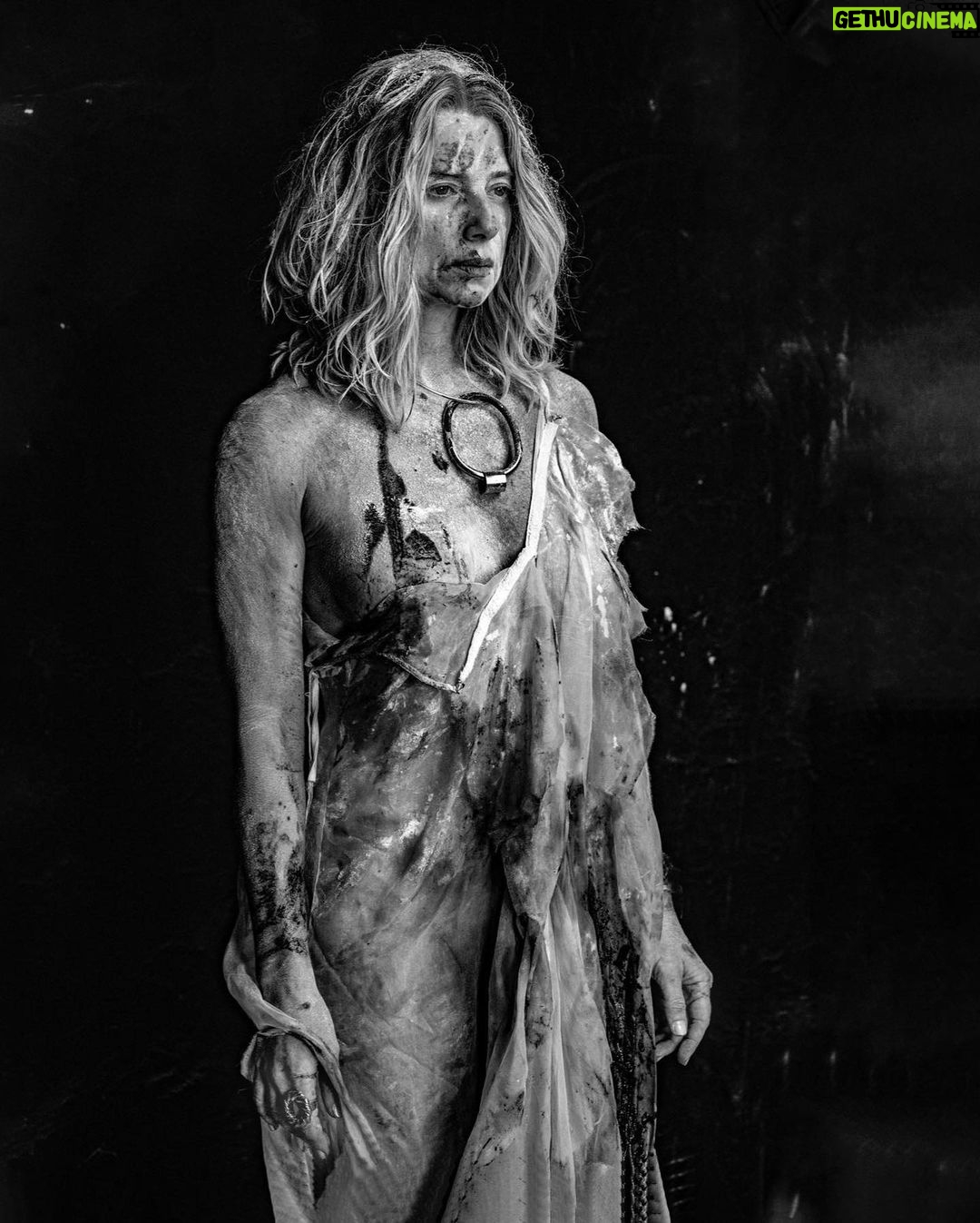 Letícia Spiller Instagram - Minha bruxaria em forma de poesia : Carne sangue corpo do divino Parte de tudo o que é natureza Líquido precioso líquido Confirma nossa filiação Mãe e pai da eternidade Qualifica meu espírito Sou todo , sou toda gratidão Humildade e nobreza do meu coração Cavalo iluminado de branca paz Cega os olhos de comiseração Escudo que combate escória Para o que quem quando e onde apenas existe a vitória Tive que postar essa sequência que tá ph…da!! @ernestobaldan_