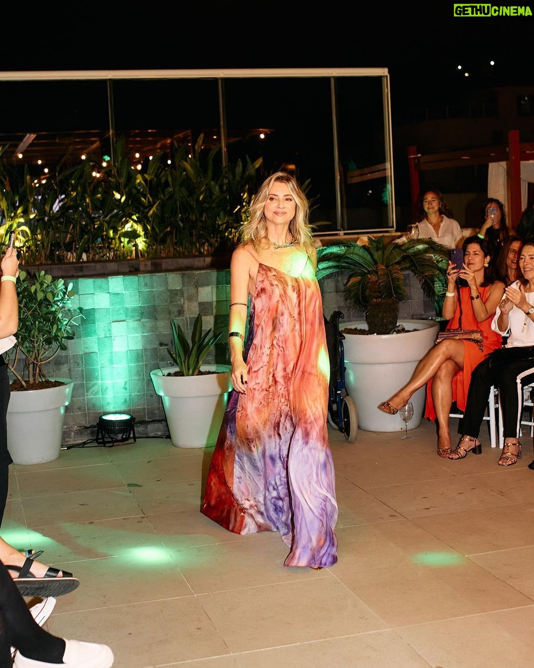 Letícia Spiller Instagram - A @leciabrasil nasceu. Um sonho antigo que compartilho e realizo ao lado de mulheres potentes, @fabiwollner e @eduardawollner. Sempre fui ligada à moda e acredito que nossa roupa reflete o que somos. Lecia é uma marca leve, diversa, com muita energia e personalidade, que envolve arte, sustentabilidade e a inclusão social. Parte dos nossos produtos serão produzidos por mulheres do sistema carcerário potiguar com o objetivo de ressocialização e reinserção no mercado de trabalho. Nosso propósito é unir forças para criarmos um mundo melhor e mais justo. Quero agradecer a todos que fizeram a Lecia acontecer, obrigada também aos meus amigos e convidados queridos pela troca e carinho no evento de lançamento ontem. Te convido a conhecer a, @leciabrasil e toda felicidade em ser. Descubra as peças disponíveis no site: www.leciabrasil.com.br Local: @yoo2rio Bebidas: @grandcruvinhos Banda: @fuzeoficial Dj: @melodanieel Produção executiva: @gibao.criativo Diretor Executivo: @marcusdepedro Diretor Criativo: @melodanieel Head Estratégico: @nattadanttas Redatora: @gabrielaspearsof Diretor de Arte: @lucasflho Fotos: @saulorch
