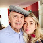 Letícia Spiller Instagram - Existe algo que é eterno para além do corpo impermanente. E esse algo é um estado permanente de enamoramento e encantamento. É um caminho onde todos os pedaços e caminhos se encontram . Aqueles a quem a alma abarca , soma e cuida Esses pedaços estão espalhados, cada um em seu mundo. Mas juntos eles fazem parte do todo que há em mim. O que importa é o agora , mas não esse agora que é mutável a cada segundo. Mas o agora da única certeza que posso ter além da morte; a certeza de que levo-os comigo no sentimento mais nobre e unificado: o amor. Esteja em paz meu pai 🤍💫 Eu recordo do teu cheiro de afeto ao me por no colo para ouvir os trovões que não me deixavam dormir.De você me ensinar a rezar, Dos blocos de desenho e lápis para pintar . Dos nossos recitais de musica clássica em casa quando eu era bem pequena. De como você cuidava muito bem de mim sozinho, quando fiquei com medo de puxar o dente que estava mole e você com seu jeito conseguiu me dobrar . Dos nossos longos papos espirituais durante as caminhadas em Teresópolis . Dos conselhos e conversas quando deixei de ser menina para me tornar mulher. Do seu carinho e ternura sempre . Da sua gentileza com as pessoas , da sua paciência , tolerância e respeito à verdade do outro. E tantos , tantos momentos gravados no meu coração. Eu recordo eu recordo eu recordo e sempre recordarei. Antes de fazer a passagem você me disse ; obrigado por tudo, obrigado por tudo. E eu digo obrigado por tudo pai , obrigado universo por ser sua filha. 🙏🏽❤️💫