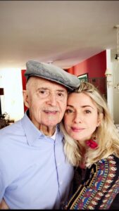 Letícia Spiller Instagram - Existe algo que é eterno para além do corpo impermanente. E esse algo é um estado permanente de enamoramento e encantamento. É um caminho onde todos os pedaços e caminhos se encontram . Aqueles a quem a alma abarca , soma e cuida Esses pedaços estão espalhados, cada um em seu mundo. Mas juntos eles fazem parte do todo que há em mim. O que importa é o agora , mas não esse agora que é mutável a cada segundo. Mas o agora da única certeza que posso ter além da morte; a certeza de que levo-os comigo no sentimento mais nobre e unificado: o amor. Esteja em paz meu pai 🤍💫 Eu recordo do teu cheiro de afeto ao me por no colo para ouvir os trovões que não me deixavam dormir.De você me ensinar a rezar, Dos blocos de desenho e lápis para pintar . Dos nossos recitais de musica clássica em casa quando eu era bem pequena. De como você cuidava muito bem de mim sozinho, quando fiquei com medo de puxar o dente que estava mole e você com seu jeito conseguiu me dobrar . Dos nossos longos papos espirituais durante as caminhadas em Teresópolis . Dos conselhos e conversas quando deixei de ser menina para me tornar mulher. Do seu carinho e ternura sempre . Da sua gentileza com as pessoas , da sua paciência , tolerância e respeito à verdade do outro. E tantos , tantos momentos gravados no meu coração. Eu recordo eu recordo eu recordo e sempre recordarei. Antes de fazer a passagem você me disse ; obrigado por tudo, obrigado por tudo. E eu digo obrigado por tudo pai , obrigado universo por ser sua filha. 🙏🏽❤️💫