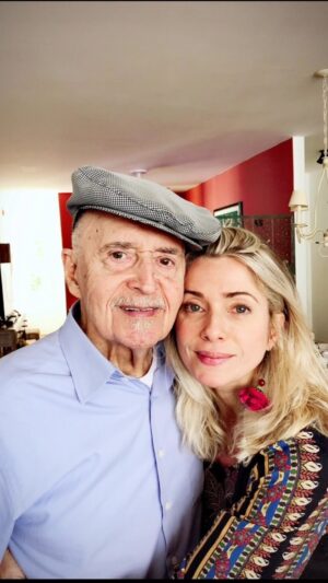 Letícia Spiller Instagram - Existe algo que é eterno para além do corpo impermanente. E esse algo é um estado permanente de enamoramento e encantamento. É um caminho onde todos os pedaços e caminhos se encontram . Aqueles a quem a alma abarca , soma e cuida 
Esses pedaços estão espalhados, cada um em seu mundo. Mas juntos eles fazem parte do todo que há em mim. O que importa é o agora , mas não esse agora que é mutável a cada segundo. Mas o agora da única certeza que posso ter além da morte; a certeza de que levo-os comigo no sentimento mais nobre e unificado: o amor. 
Esteja em paz meu pai 🤍💫

Eu recordo do teu cheiro de afeto ao me por no colo para ouvir os trovões que não me deixavam dormir.De você me ensinar a rezar, Dos blocos de desenho e lápis para pintar . Dos nossos recitais de musica clássica em casa quando eu era bem pequena. De como você cuidava muito bem de mim sozinho, quando fiquei com medo de puxar o dente que estava mole e você com seu jeito conseguiu me dobrar . Dos nossos longos papos espirituais durante as caminhadas em Teresópolis . Dos conselhos e conversas quando deixei de ser menina para me tornar mulher. Do seu carinho e ternura sempre . Da sua gentileza com as pessoas , da sua paciência , tolerância e respeito à verdade do outro.  E tantos , tantos momentos gravados no meu coração. Eu recordo eu recordo eu recordo e sempre recordarei.
Antes de fazer a passagem você me disse ; obrigado por tudo, obrigado por tudo. E eu digo obrigado por tudo pai , obrigado universo por ser sua filha. 🙏🏽❤️💫