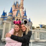 Letícia Spiller Instagram - Que dia lindo e especial, comemorando os seus 13 anos aqui no lugar dos sonhos! É sempre especial chegar no Magic Kingdom! Já quero voltar! Hehe Obrigada @viajecom e @rafaferrah por organizar isso de forma impecável, sem vocês esse momento seria impossível! 💕☀️ @disneyworld.brasil Magic Kingdom, Disney