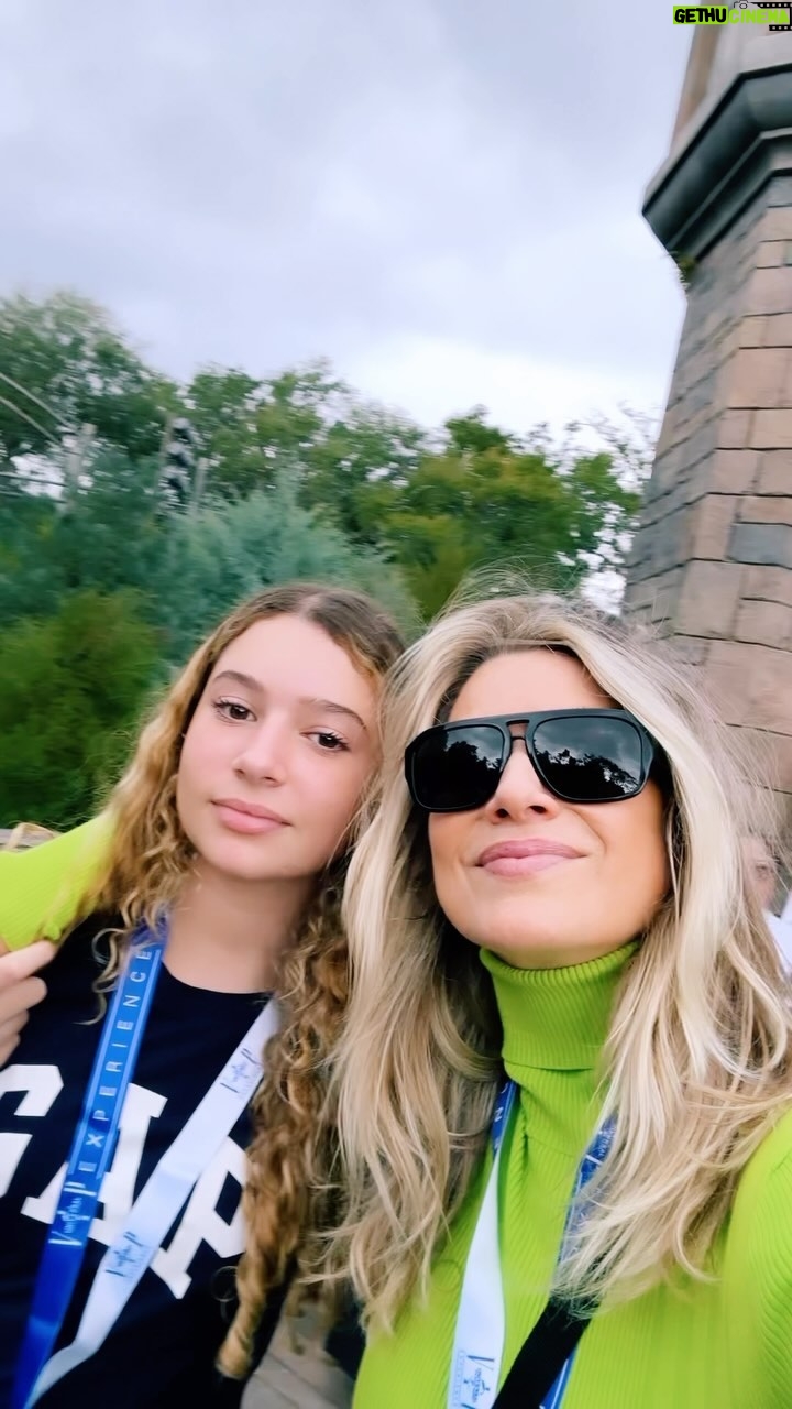 Letícia Spiller Instagram - Minha companheirinha ponta firme, meu chão , meu norte, minha jóia mais rara , com você aprendo todos os dias ! Sinto a ancestralidade feminina que pulsa através do nosso amor! Como a flor do manacá em todas as suas idades; da pureza do branco ao rosa descoberta de menina até um dia de amor virar violeta, sempre estarei com você….sempre estarei com você..sempre estarei com você…. Caminhos abertos e todas as bençãos pra você realizar os seus sonhos mais lindos! Te amo infinito ❤️🌸💫 20 de Janeiro 13 anos de puro amor Stella