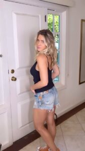 Letícia Spiller Instagram - Quem aqui já ouviu uma dessas frases ou outras nesse mesmo contexto? Entrei pra trend pra falar de um assunto sério! Estamos no mês de março, e na próxima sexta-feira é o Dia Internacional da Mulher. Data, que não é para ganharmos parabéns ou flores, mas sim, conscientizar sobre a igualdade de gênero. O machismo está tão enraizado na nossa sociedade que o discurso de homens e mulheres está repleto de frases que são mais machistas do que a gente pode imaginar. Trouxe algumas delas pra esse vídeo. Todos os dias vivenciamos gestos que caracterizam essa desigualdade de gênero. E por terem sido tão naturalizadas, muitas vezes passam despercebidas. #EuSouMulher