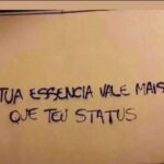 Letícia Spiller Instagram - Nem sempre meus olhos contemplam aquilo que desejam ver, o que lhes apraz o coração. A contemplação traz a dor nua e crua sem fuga para o êxtase. Êxito? Será esse o perdão? Ver a si mesmo naquilo que pensamos que não somos? O sono vem de sementes mal plantadas, obcessões… abduzidos, iludidos, seguimos… Mais cedo ou mais tarde, a dor nua e crua, sem fuga para o êxtase, o grito estridente do falcão, a dor lancinante da não existência, o abismo, a luz absoluta, a treva absoluta ou seja lá o que for, nos fará enxergar sem olhos, sem subterfúgios para a alma, fugas. Não teremos nunca escolha diante do crucial, da crueza da vida. Somos o que somos; Adormecidos ou acordados Plenos ou aturdidos Dispersos ou abraçados Poema de 2003 #maisdemim