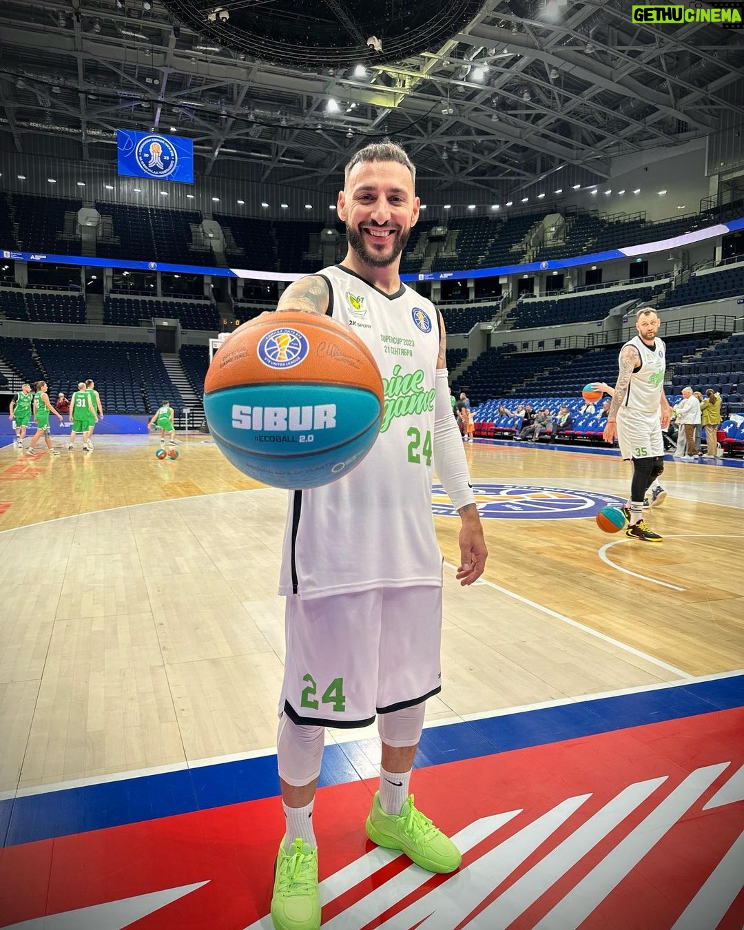 Levan Goroziya Instagram - Размял, сегодня, кости на ВТБ Арене поучаствовав в игре организованной лигой ВТБ и Спинальным центром под руководством Д.Н.Дзукаева, который поставил на ноги ни одного профессионального спортсмена. За моей спиной, тоже приглядывают, за что им большое спасибо. Завтра продолжаем баскетбольные выходные. ВТБ АРЕНА - Центральный Стадион