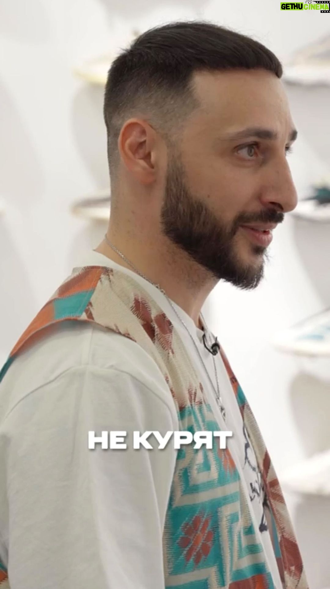 Levan Goroziya Instagram - Новый выпуск «NE SHOPPING»: у L’One 10 000 пар кроссовок? Многие из нас росли на музыке этого легендарного рэп-исполнителя, а теперь мы встречаем его в нашем YouTube-шоу — выпуск с Леваном Горозией определенно входит в топ наших самых любимых эпизодов. Поговорили о его первых кроссовках, Японии, Антарктиде, коллекционировании, дружбе с Nike и многом другом. Этот выпуск точно стоит каждой минуты вашего времени — смотрите его прямо сейчас по ссылке в сторис или шапке профиля.
