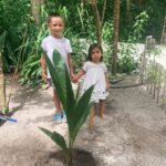 Levan Goroziya Instagram - 4 года назад Миша с Софи посадили на маленьком, далеком, очень красивом острове в Индийском океане пальму. Все эти годы они очень ждали возможности вернуться и проверить как там она растет. Выросли все:) и пальма, и дети. Кое-кто прибавился в команду. Чудесное, теплое ощущение «своего» на этом острове @vakkarumaldives ❤️ Vakkaru Maldives