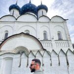 Levan Goroziya Instagram - В Суздале тихо, вкусно, красиво и очень уютно. Нет шума мегаполиса. Рядом самые любимые люди. У домов резные ставни. У экскурсоводов припасена 1000 и 1 история. Вкусное пиво Юзберг. Местные сыры. И медовуха в обед. Местами, город сильно напоминал мне мой Боготол. Путешествуйте. Берите с собой детей и друзей. Так веселей. Суздаль