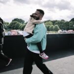 Levan Goroziya Instagram – Редко такое бывает, чтобы фотограф поймал меня в момент, когда я по настоящему счастлив. Вот у @ydavydova получилось. 
Несу дочь. Рядом сын и братья. Я только что закончил выступать и давление слетело с плеч. Выдох. Выход. Парк Горького