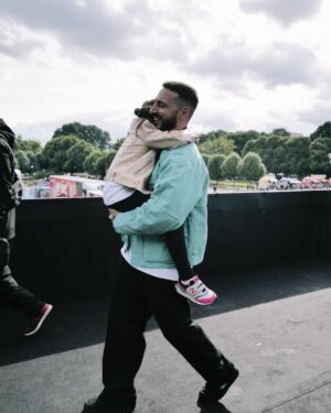 Levan Goroziya Instagram - Редко такое бывает, чтобы фотограф поймал меня в момент, когда я по настоящему счастлив. Вот у @ydavydova получилось. 
Несу дочь. Рядом сын и братья. Я только что закончил выступать и давление слетело с плеч. Выдох. Выход.