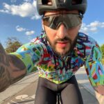 Levan Goroziya Instagram – Это я, 5 дней думающий о велосипеде, находясь на гастролях. Съевший за эти 5 дней, штук 20 пирожных и выпивший бутылок 5 вина. «Пора приводить себя в форму Леван». Подумал я и дал, 30-ку сразу после сапсана.
Тот же я, после 30-ки иду открывать бутылочку холодного пииииива 😂 Парк Горького