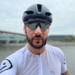 Levan Goroziya Instagram – Люблю концерты, ненавижу гастроли. Чисто биполярка.
Люблю концерты, ваши голоса, как мы играем с парнями на сцене, как я забываю слова или как вы реагируете на любимую песню.
Ненавижу логистику и джетлаг. Сначала едешь в порт часа 2. Потом ждешь в порту часа 1.5. Потом летишь 3.30. Потом едешь 4.30. И вот уже 5 часов утра, ты только ложишься спать. Часа на 4-5. В течение дня подрых минут 30 и уже хорошо. А после концерта на адреналине, тот же маршрут, только в обратном направлении.
И вот спустя три дня, ты до сих пор не можешь восстановить сон и свое состоянии. Просыпаешься в 8.30, поспав 4.30 и принимаешь лучшее решение – Катнуть! Ветер, в момент, выдувает весь негатив из башки.
Красноярск, Санкт-Петербург, вам приготовиться! Я скоро.
Люблю концерты, ненавижу гастроли. Парк Горького