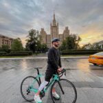Levan Goroziya Instagram - Заметки велосипедиста: 1. Люди, которые идут и пялятся в телефон, опаснее автомобилей. 2. ЭлектроСкутеры зло. 3. Где-то между Маяковской и Баррикадной походу открыли Государственный Кавказский Университет. 4. У многих людей странный вкус на духи. 5. Люди узнают по голосу. 6. На пересечении Садового и Арбата пахнет булочками и хлебом. 7. Пацаны пикапят девушек. Усиленно. 8. Самый непредсказуемый автомобиль - Камри. 9. Дождь идет. Тормоза мокнут. 10. Не сфоткался, не катался. Moscow, Russia