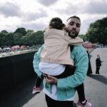 Levan Goroziya Instagram – Редко такое бывает, чтобы фотограф поймал меня в момент, когда я по настоящему счастлив. Вот у @ydavydova получилось.
Несу дочь. Рядом сын и братья. Я только что закончил выступать и давление слетело с плеч. Выдох. Выход. Парк Горького
