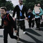 Levan Goroziya Instagram – Редко такое бывает, чтобы фотограф поймал меня в момент, когда я по настоящему счастлив. Вот у @ydavydova получилось.
Несу дочь. Рядом сын и братья. Я только что закончил выступать и давление слетело с плеч. Выдох. Выход. Парк Горького