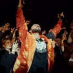 Levan Goroziya Instagram – Меня последнее время спрашивают: «не боюсь ли я, идти один в толпу?» 
Вообще ни разу. Там мои люди! Они готовы взлететь со мной! Рвут свои голоса на протяжении 3 часов! 
Так выглядел наш последний публичный концерт в этом году. Санкт-Петербург ты огонь! 
Спасибо вам, что поддерживаете! 
По всем вопросам касаемо концертов на след.год вам сюда @zhabinski_ilya 
Я пошел дальше писать музон. 2024. Мамба менталити! 
До встречи!