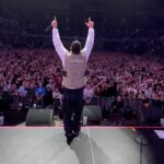 Levan Goroziya Instagram – Спал два дня, как медведь.
Никогда так не уставал. 
Ваши голоса лучшая награда. 
Почти 4 часа концерта, это многовато. 
Не попробовал бы, не узнал. 
В какие-то моменты летал по сцене.
Арена наполненная энергией. 
Ловить ваши взгляды и чувствовать единение. 
Момент на всю жизнь. 
Такое не повторить. 
Инстаграм сломался от ваших отметок. 
У меня лучшая команда. 
Убегать от охраны по всему стадиону весело. 
Всем кто стоял со мной на сцене спасибо! 
Океан огней. 
Ради этого стоило пройти весь этот путь. 
Ошибки были, но мы продолжаем учиться. 
Ни одно видео и фото не передает, то что произошло. 
Впереди Екатеринбург!
Обнял каждого, кто был с нами! 
Остаемся собой!