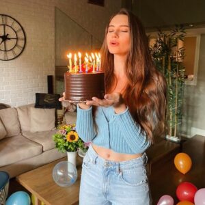 Leyla Lydia Tuğutlu Instagram - Hoş geldin yeni yaş🤗(her ne kadar 2020'den bir şey anlamasak da)arayan soran, mesaj atan herkes..güzel dilekleriniz için teşekkür ederim iyi ki varsınız❤️