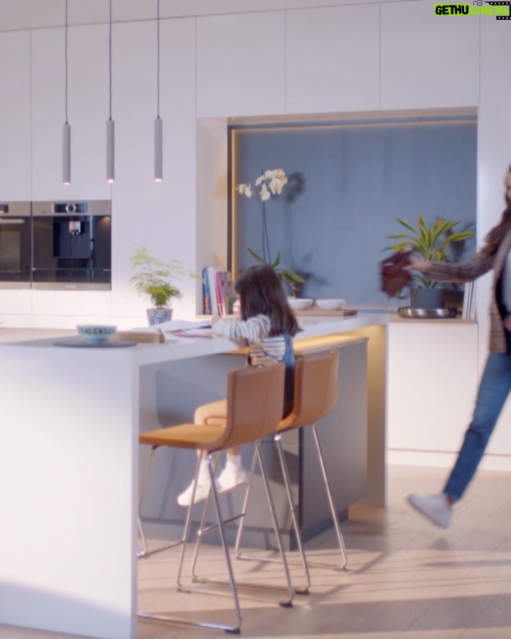 Leyla Lydia Tuğutlu Instagram - PerfectBake bilir, sen merak etme💁🏻♀️🥮 @sukruozyildiz #BoschEvAletleri #PerfectBake #BoschlaYaşanır @boschhometurkiye ❣️