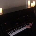 Leyla Lydia Tuğutlu Instagram - Zor günlerden geçiyoruz..evde zaman geçirmeyi seven biri olduğum halde bazen küçük şeylerin ne büyük özgürlükler olduğunun farkına varıyorum..eve kapanmanın kendinle kalmanın iyi tarafı belki da yapamadığın zamanım yok diyerek ertelediğin şeyler..mesela benim için aylarca elimi sürmediğim piyano, okumadığım kitaplar..Rondo alla Turca hiç denemediğim bir parçaydı çünkü korkuyordum açıkçası🙈1 haftada bu tempoda bu kadarını bile öğrenebildiğim için mutluyum😊evde oturabilen şanslı insanlardanım evet ama en önemlisi kendi ve ailemin sağlığı için şükrediyorum.. umarım en kısa zamanda bu kötü günler geride kalır🙏