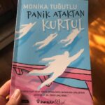 Leyla Lydia Tuğutlu Instagram - Annemin kitabı sonunda çıktı😍kısaca paylaşmak istediğim bir şey var..birçok insanda farklı derecelerde kaygı bozukluğu, anksiyete ve panik atak var. Bunları yaşayan kişilerin büyük bir kısmı bununla ilgili yardım almaya çekiniyor. Lütfen şunu bilin ki bu konuda yalnız değilsiniz. Annem kitabında hayatının panik atakla geçen 30 senesinde hiçbir şey işe yaramadıktan sonra bundan çıkış yolunu nasıl bulduğunu anlatıyor. Ben de bu durumları zaman zaman yaşayan biri olarak annemin bu konudaki tecrübe ve tavsiyelerini dinliyor ve kendi hayatımda uygulamaya çalışıyorum. Umarım ihtiyacı olan herkese ulaşır ve iyi gelir🙏Kitabın Türkiye'de çıkmasını sağlayan sevgili @gulseniseri81 ve @inkilapkitabevi teşekkür ederiz✨(tüm kitabevleri ve onların online sayfalarında bulabilirsiniz📚)