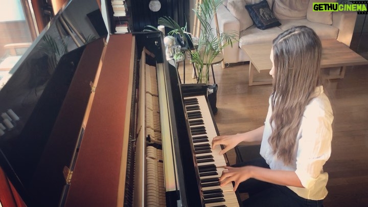 Leyla Lydia Tuğutlu Instagram - iyi dinlemeler umarım seversiniz🙏Für Elise (igtv sığmadığını fark ettim böyle oldu artık bir dahakine😘)