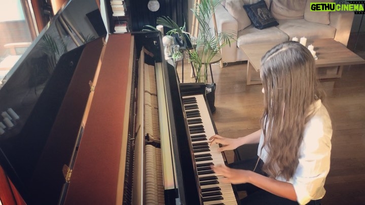 Leyla Lydia Tuğutlu Instagram - iyi dinlemeler umarım seversiniz🙏Für Elise (igtv sığmadığını fark ettim böyle oldu artık bir dahakine😘)