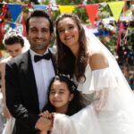 Leyla Lydia Tuğutlu Instagram - Bu akşam son kez buluşuyoruz..ilk set günü daha dün gibi..biz sevginin ve aile olmanın her şeyin üstesinden gelebileceğini anlattık bu yolculukta..enerjisi kalbi güzel, yetenekli bir ekiple çalışabildiğim için çok şanslıyım..emeklerinize sağlık..@medyapimresmi ailesine ve bizi 34 bölüm boyunca her cuma evlerine konuk eden sizlere sonsuz teşekkürler desteğiniz bizim için çok değerli..💕 #kızım