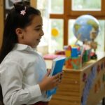 Leyla Lydia Tuğutlu Instagram - Bu akşam son kez buluşuyoruz..ilk set günü daha dün gibi..biz sevginin ve aile olmanın her şeyin üstesinden gelebileceğini anlattık bu yolculukta..enerjisi kalbi güzel, yetenekli bir ekiple çalışabildiğim için çok şanslıyım..emeklerinize sağlık..@medyapimresmi ailesine ve bizi 34 bölüm boyunca her cuma evlerine konuk eden sizlere sonsuz teşekkürler desteğiniz bizim için çok değerli..💕 #kızım