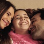 Leyla Lydia Tuğutlu Instagram - Bu akşam son kez buluşuyoruz..ilk set günü daha dün gibi..biz sevginin ve aile olmanın her şeyin üstesinden gelebileceğini anlattık bu yolculukta..enerjisi kalbi güzel, yetenekli bir ekiple çalışabildiğim için çok şanslıyım..emeklerinize sağlık..@medyapimresmi ailesine ve bizi 34 bölüm boyunca her cuma evlerine konuk eden sizlere sonsuz teşekkürler desteğiniz bizim için çok değerli..💕 #kızım