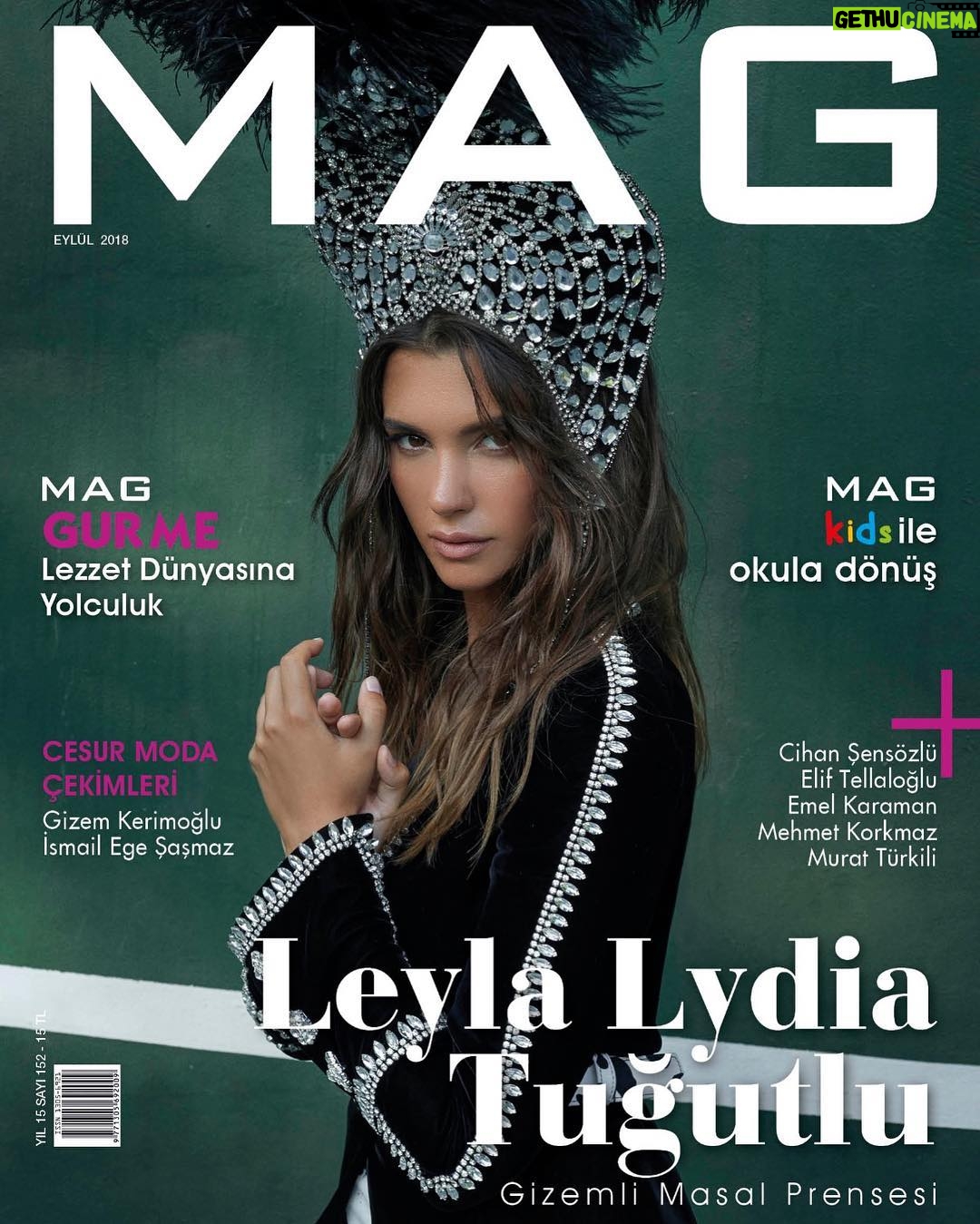 Leyla Lydia Tuğutlu Instagram - Mag Eylül çıktı🍂 bu güzel çekim için @elifdemiralpp @tugceuzunn_ @balikeremguney @hamiyetakpinar @umittokat @tolgaoguzhann teşekkür ederim❣️
