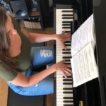 Leyla Lydia Tuğutlu Instagram - Yıllardır ara verdikten sonra oturup bu parçayı çaldım.. en sevdiğim galiba..mükemmel olmasa da sizinle paylaşmak istedim😊 when you try to play the piano after years🙈