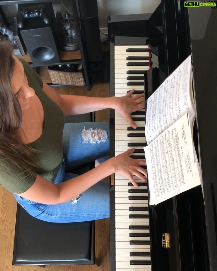 Leyla Lydia Tuğutlu Instagram - Yıllardır ara verdikten sonra oturup bu parçayı çaldım.. en sevdiğim galiba..mükemmel olmasa da sizinle paylaşmak istedim😊 when you try to play the piano after years🙈