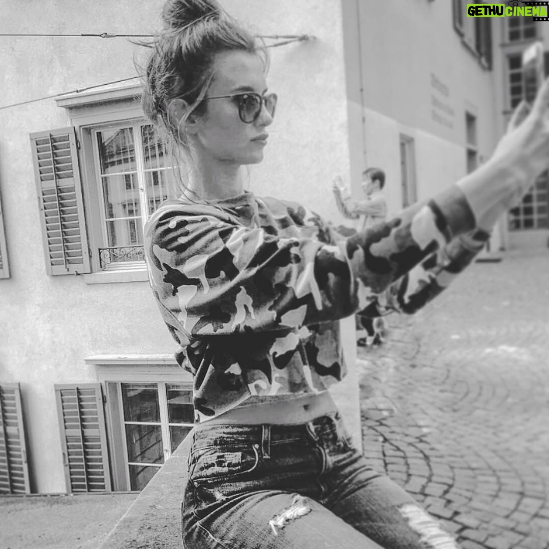 Leyla Lydia Tuğutlu Instagram - Kendini çekmeye çalışanlar😜 Zürich, Switzerland