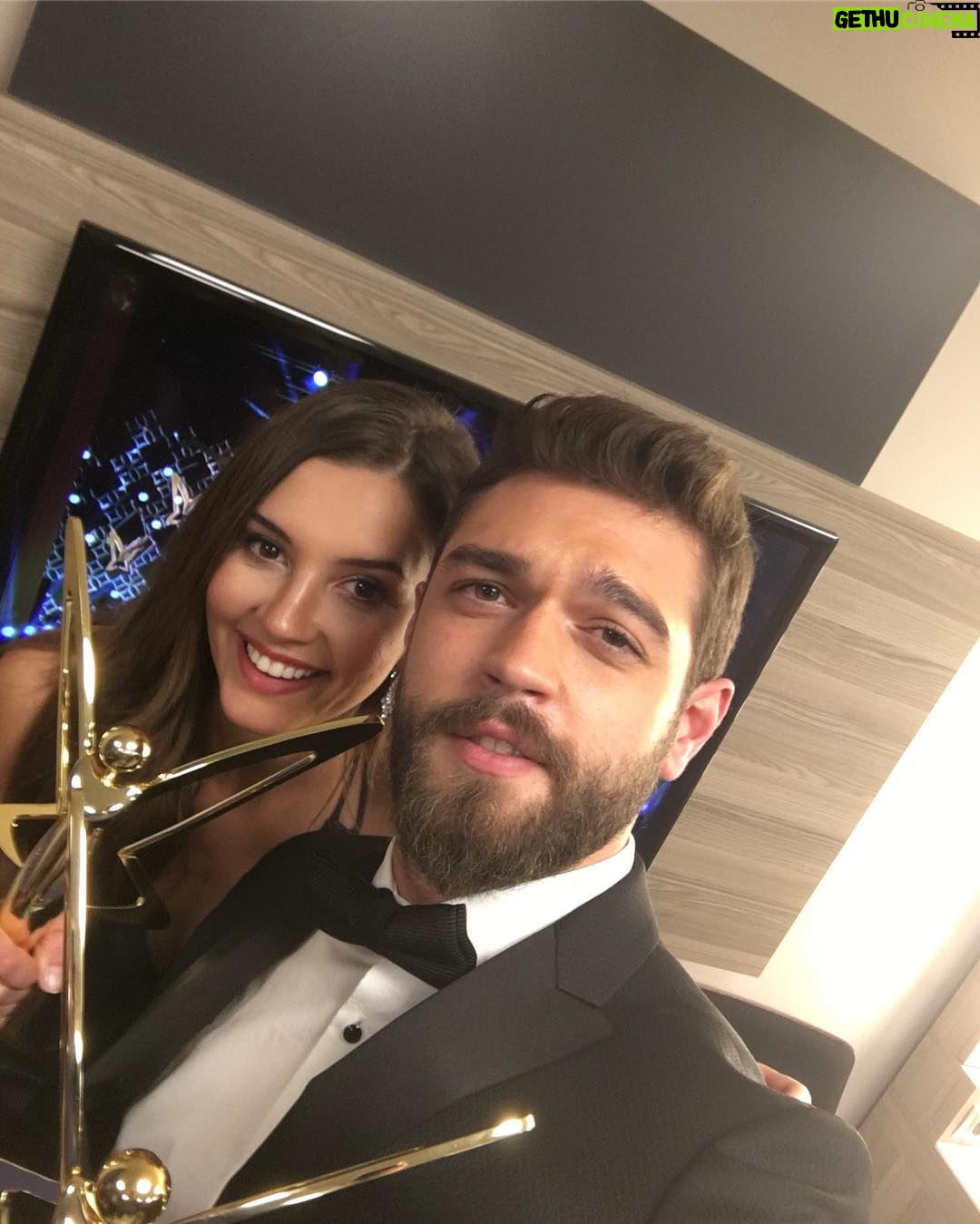 Leyla Lydia Tuğutlu Instagram - 30 bölümdür bizi yalnız bırakmayan Tatlı İntikam ailesi..oylarınız ve sevginiz için sonsuz teşekkürler🙏❤️ #pantenealtınkelebek