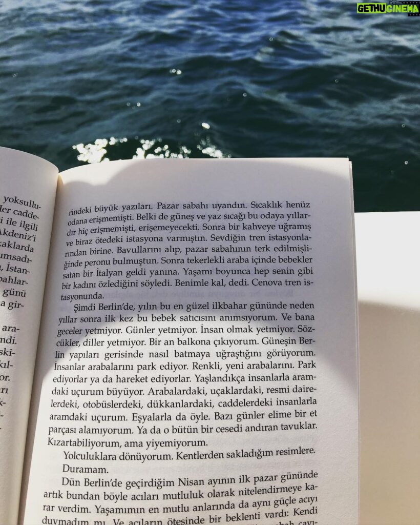 Leyla Lydia Tuğutlu Instagram - En güzel tatil denizde kitabını okuyabildiğindir😎🙏☀️