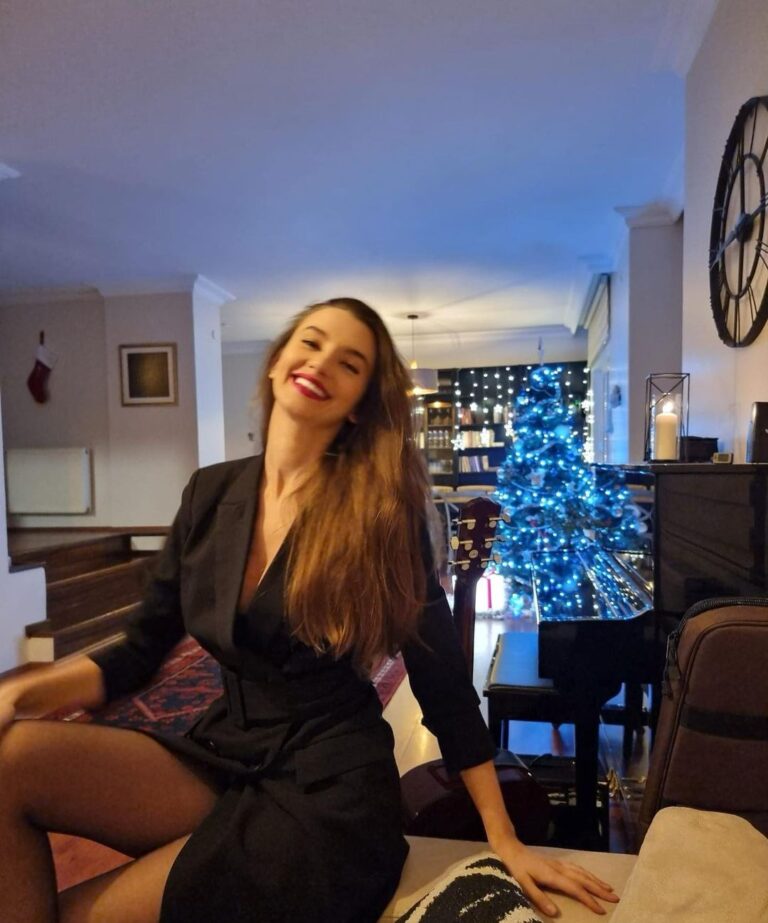 Leyla Lydia Tuğutlu Instagram - Hepimiz için sağlıklı ve mutlu bir sene olsun❤️Happy new year🥂