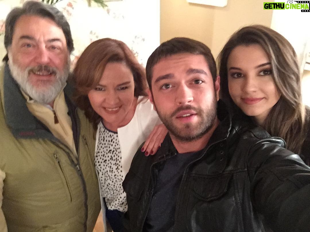 Leyla Lydia Tuğutlu Instagram - Biz setteyiz✌🏻size iyi seyirler😊 #başbaşa #tatliintikam