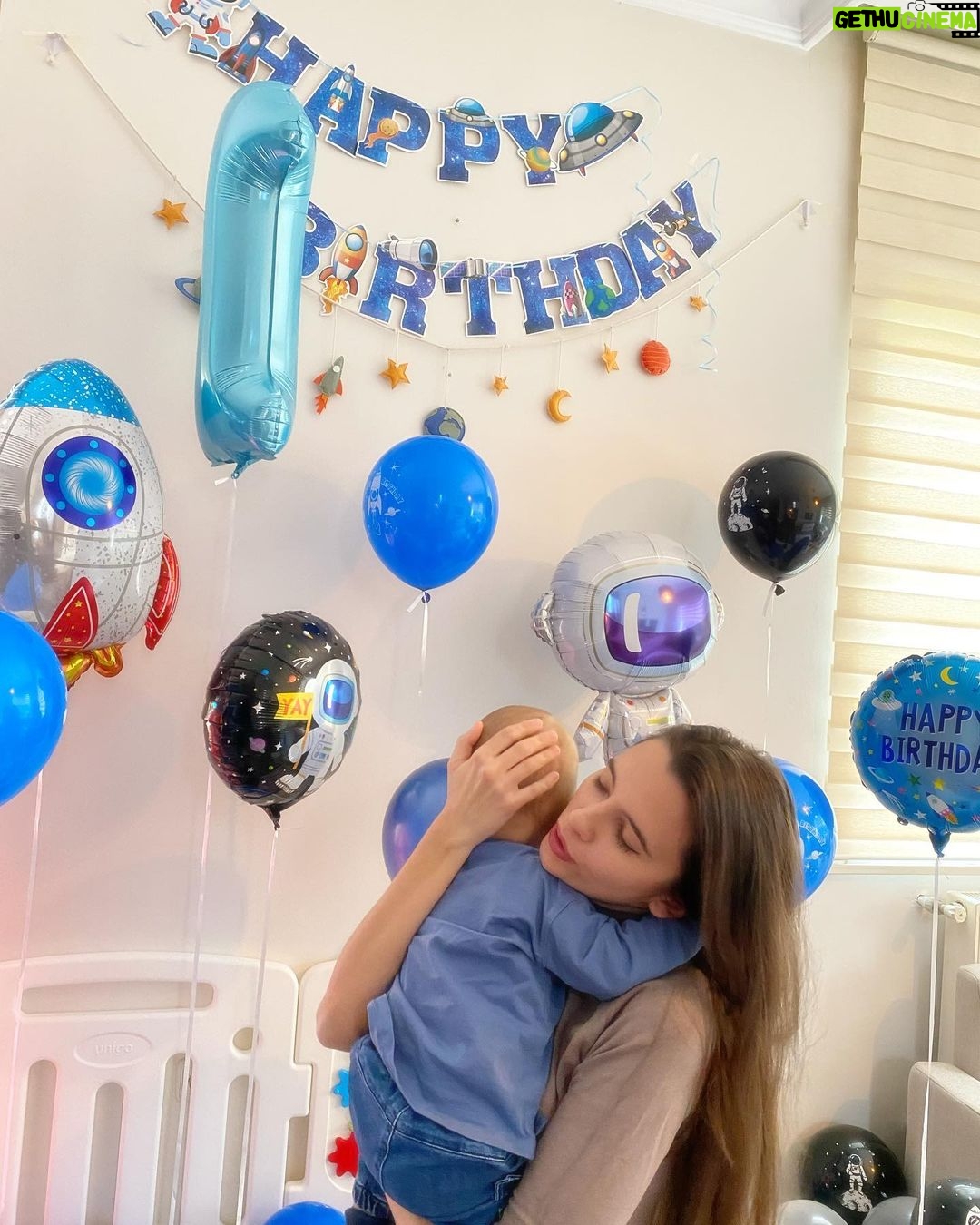Leyla Lydia Tuğutlu Instagram - Geçen sene bu saatlerde hastanede kucağımdaydın...O anlarda ne hissettiğimi unutmamaya, her saniyesini hatırlayacağıma söz verdim...Ne ara 1 yaşına girdin oğlum...Seni büyürken izlemek ne güzel Evren'im✨💫🌏🪐🌕🌌 18.01
