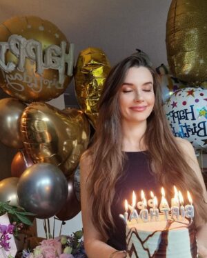 Leyla Lydia Tuğutlu Instagram - Hoş geldin yeni yaşım...bu yıl bize sürprizlerle geldin ve ne çok şey öğrettin..arayan, mesaj atan, güzel dileklerini eksik etmeyen herkese teşekkürler..oğluşumla ilk doğum günüm🥹🎉this year was full of surprises..thank you for your birthday wishes and love..also it's my first birthday with my baby boy🥹✨